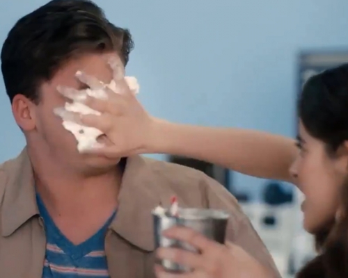 片中女子在未得到男朋友同意下，把杯子中的奶昔塗在男朋友的臉上，令男朋友十分尷尬。影片截圖