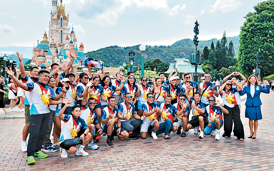 菲律賓龍舟總會嘅精英隊健兒，第一次嚟到香港迪士尼好開心。