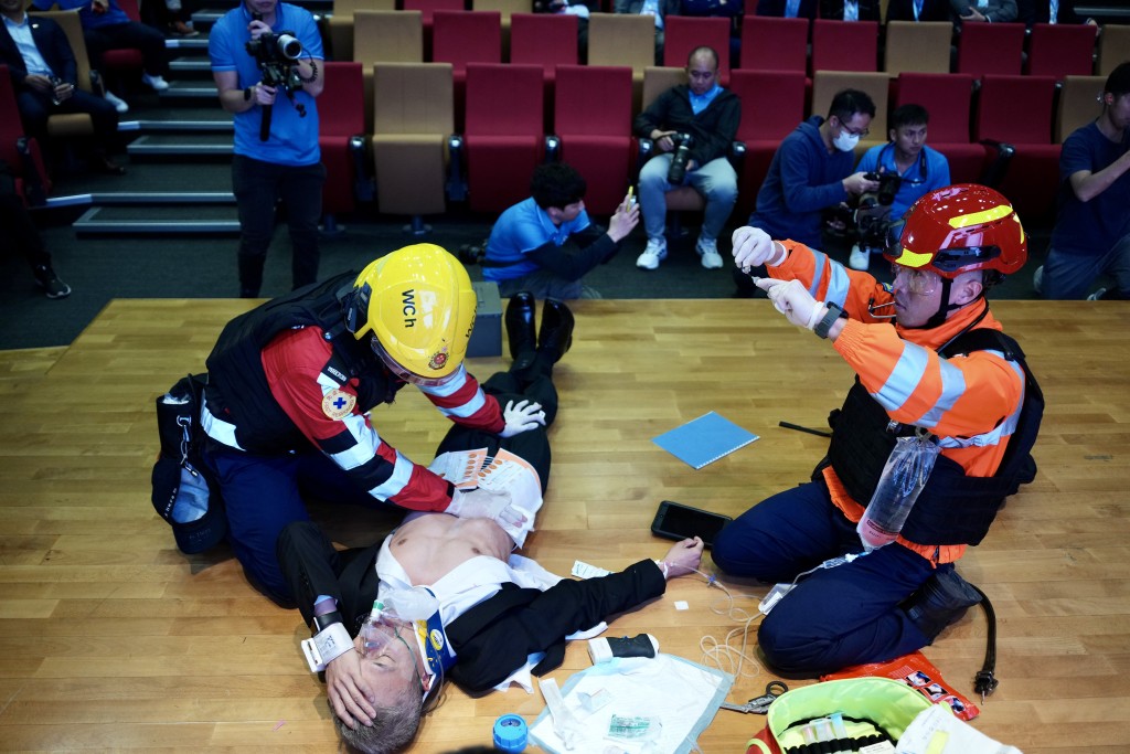 消防处举行救援技能挑战比赛，模拟有人在地铁站等场地自焚或工业意外，以及枪击等事故中进行救援。苏正谦摄