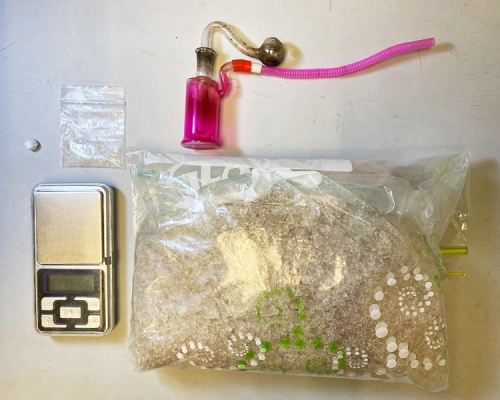 警方於深水埗一單位內拘捕兩男女涉販毒，並檢157萬元毒品。警方圖片