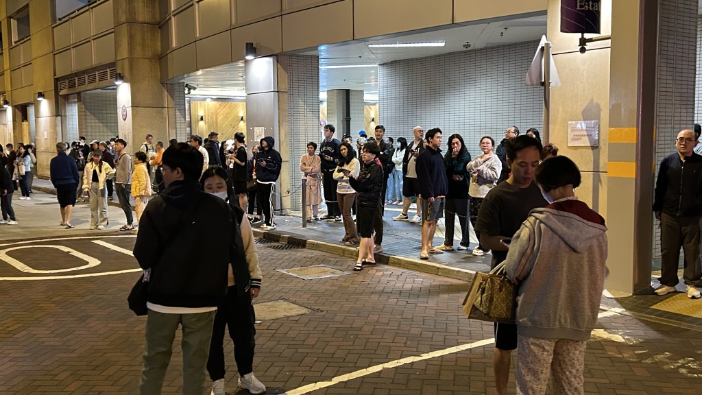 數百名住客漏夜疏散至安全位置。蔡楚輝攝