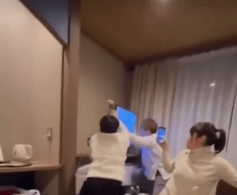 日本遇地震,台灣旅客捨身護電視成網上熱話。 @allenwu_11658 日本遇地震,台灣旅客捨身護電視成網上熱話。 @allenwu_11658