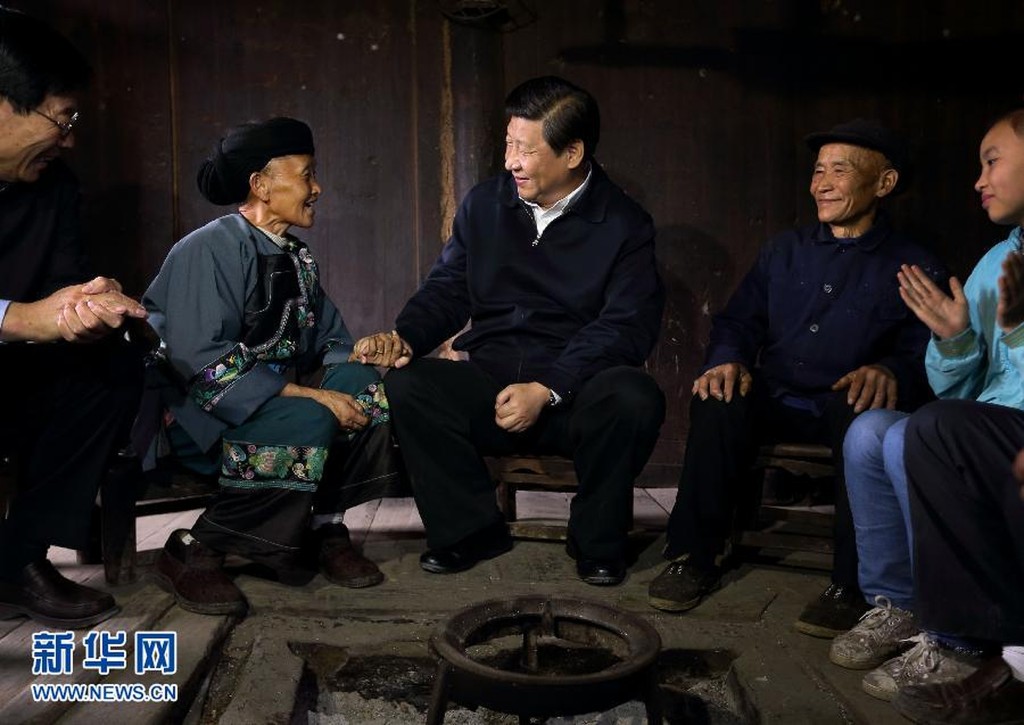 習近平在十八洞村考察時，和村民一家人促膝交談。新華社