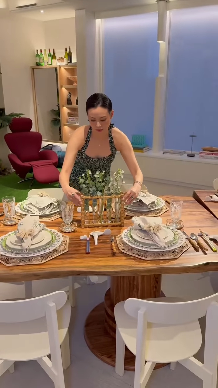 林恬兒向來極具儀式感,親力親為打點。 林恬兒向來極具儀式感,親力親為打點。