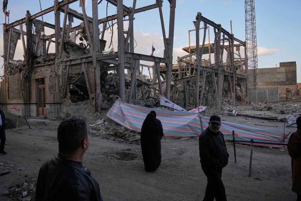 伊朗赞詹市大侯赛尼耶清真寺内一栋建筑物遭美以空袭击中。美联社