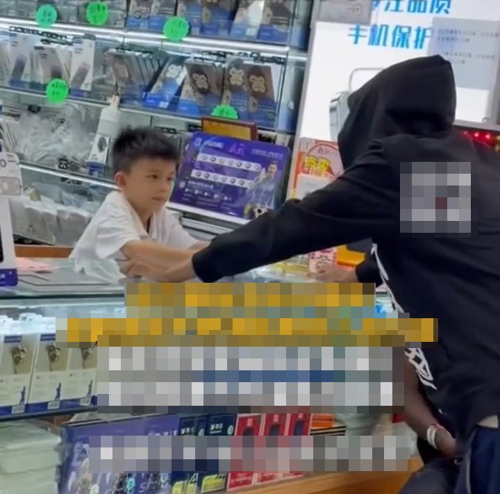 嘉瑋在華強北店舖充當翻譯,為外國遊客解決語言溝通問題。深視新聞 嘉瑋在華強北店舖充當翻譯,為外國遊客解決語言溝通問題。深視新聞