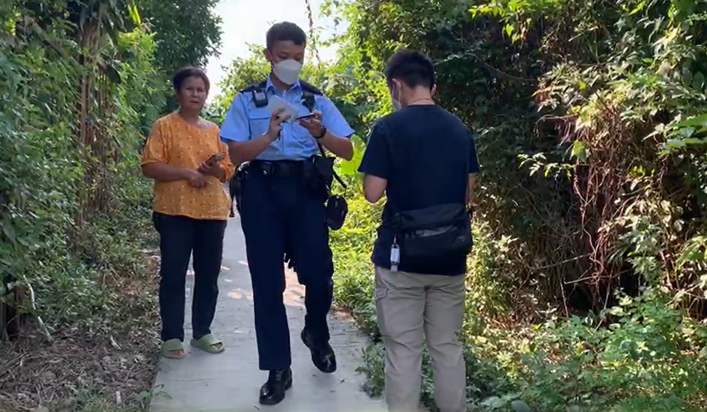 徐婆婆向警員交代事件。劉漢權攝