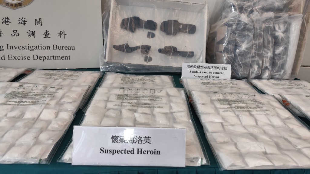 海關在500隻涼鞋鞋跟內檢獲約7.6公斤懷疑海洛英，估計市值約450萬元。