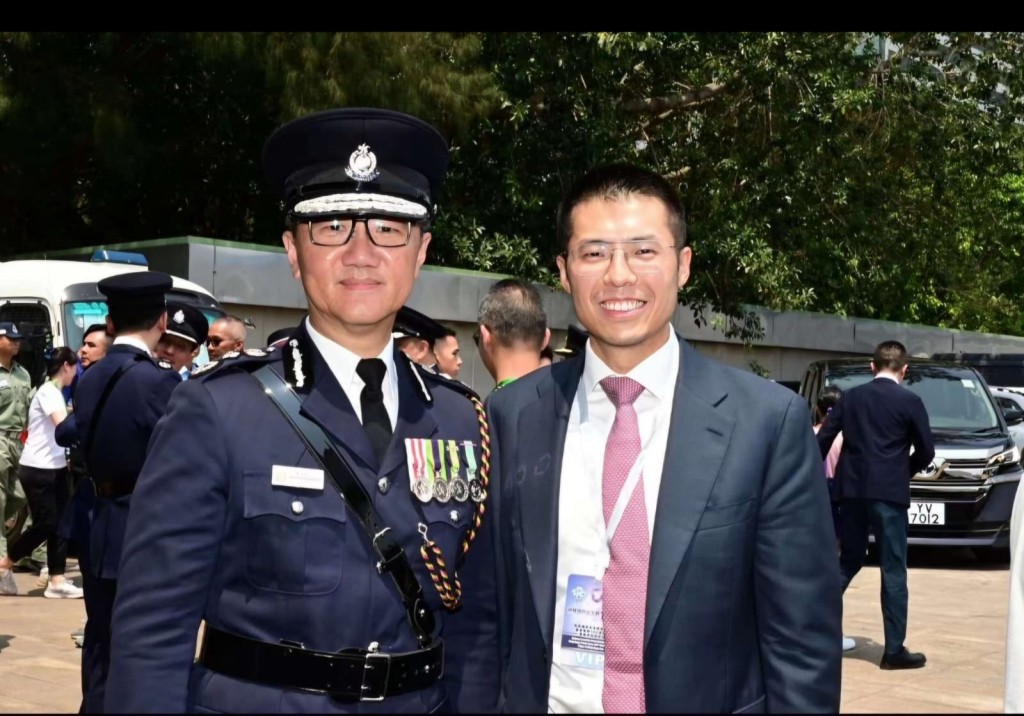 王家扬与「一哥」警务处处长萧泽颐合照。
