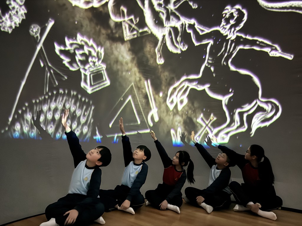 ​ Edit media  學生參與流動星象館活動，認識天文知識。（圖片來源：受訪學校提供）  ​