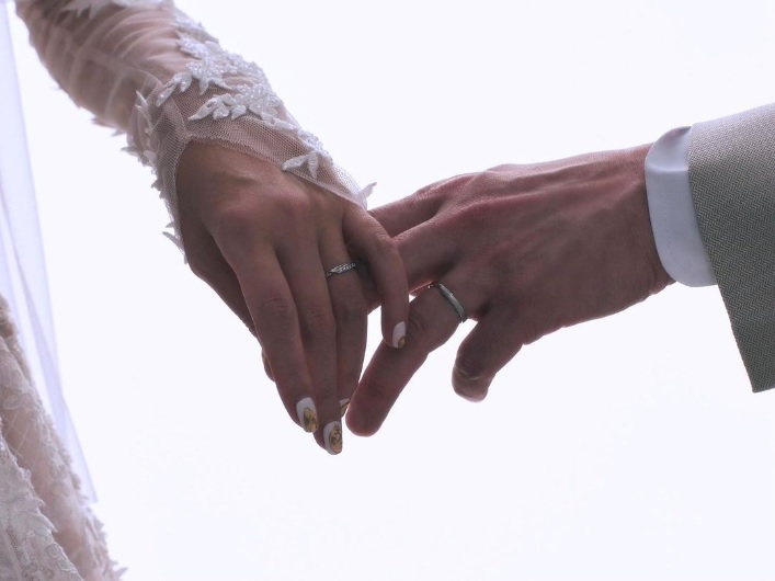 一對新人在社交網上載戴着結婚戒指，手牽手的甜蜜照。