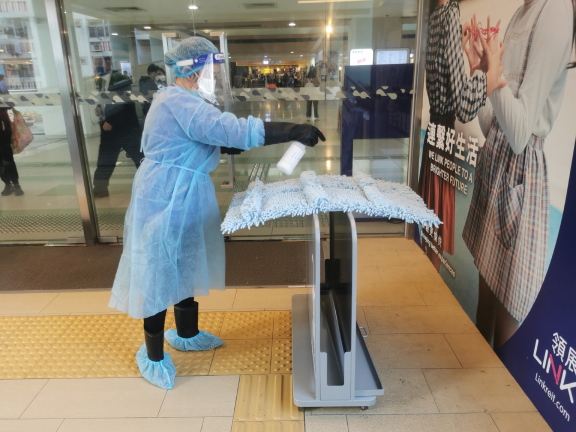 沙田愉翠商场约八至九成到访者会使用雨伞除水器。领展图片