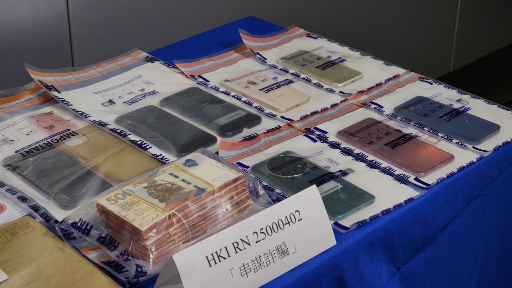 涉案手提電話及現金。黃文威攝