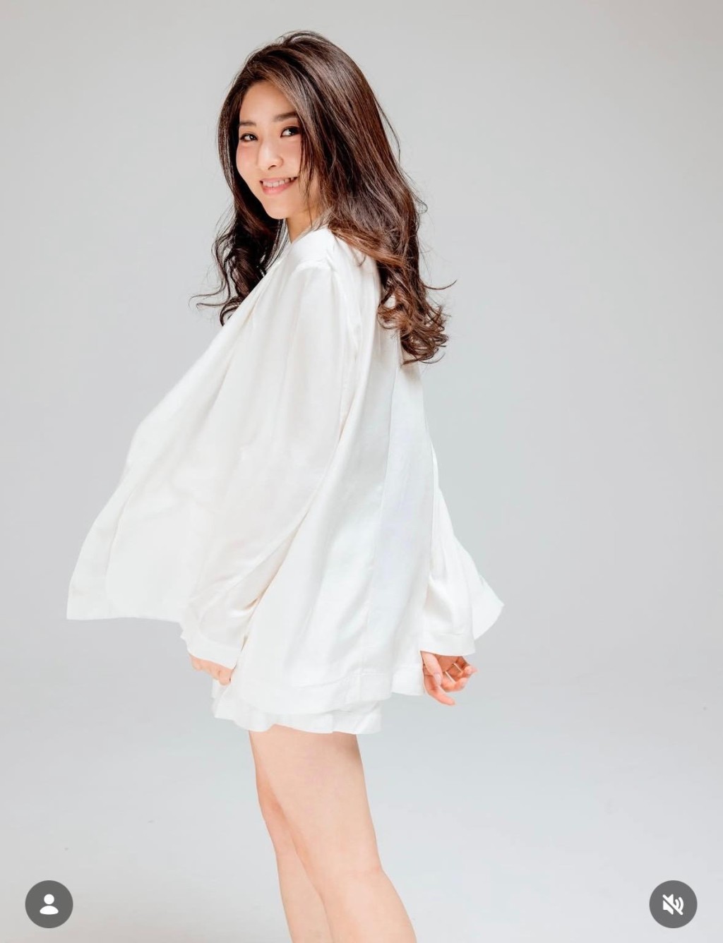 Bob簽咗許紹雄女兒許惠菁（Charmaine）成為棋人香港藝人。