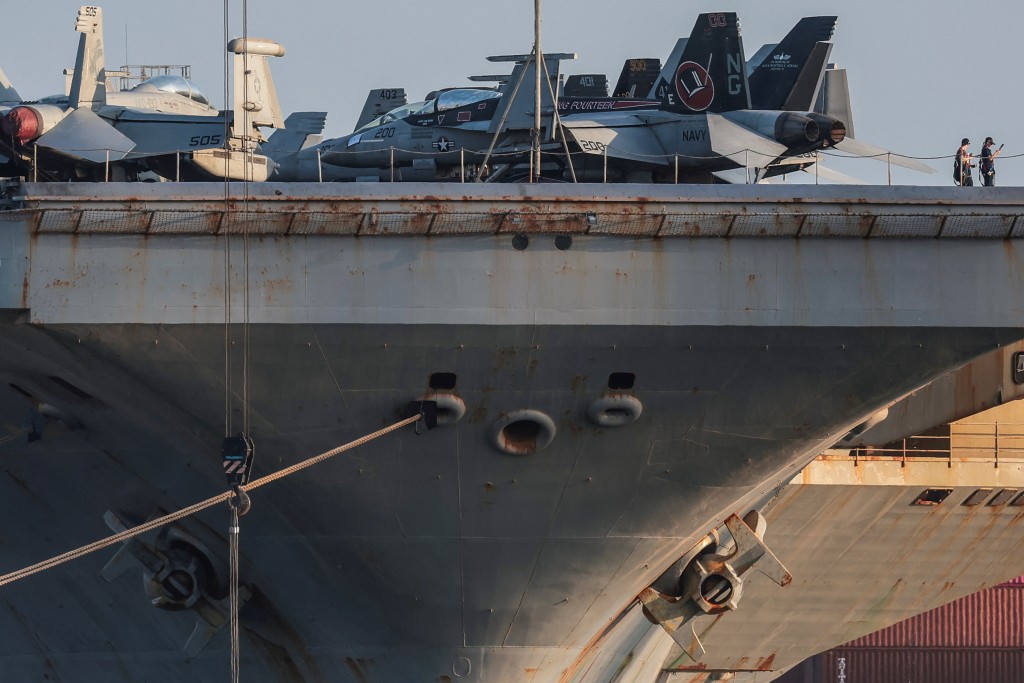 美軍航空母艦林肯號被傳媒發現艦身嚴重鏽蝕。路透社