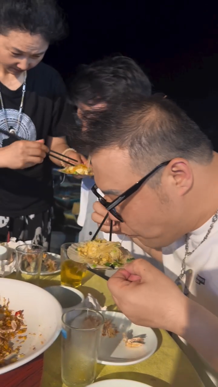 李金凱身邊有一神秘女子貼身照顧,原來她是李金凱的二姐。 李金凱身邊有一神秘女子貼身照顧,原來她是李金凱的二姐。