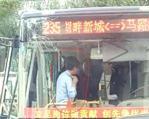 襲擊巴士司機的男乘客，出意外後欲逃跑，被其他乘客制服。（網圖）