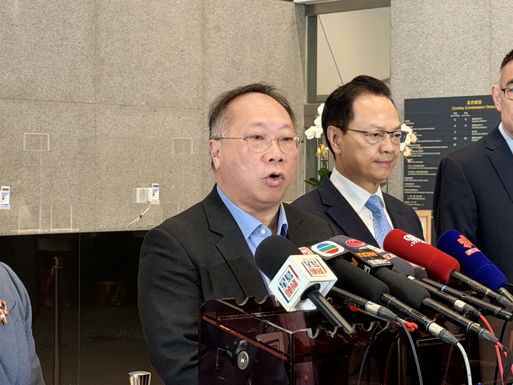 C15+副召集人、選委界林筱魯表示,財政環境有好轉,建議財政司將以往一年一計的方式,變為看得更長遠一些。郭詠欣攝 C15+副召集人、選委界林筱魯表示,財政環境有好轉,建議財政司將以往一年一計的方式,變為看得更長遠一些。郭詠欣攝