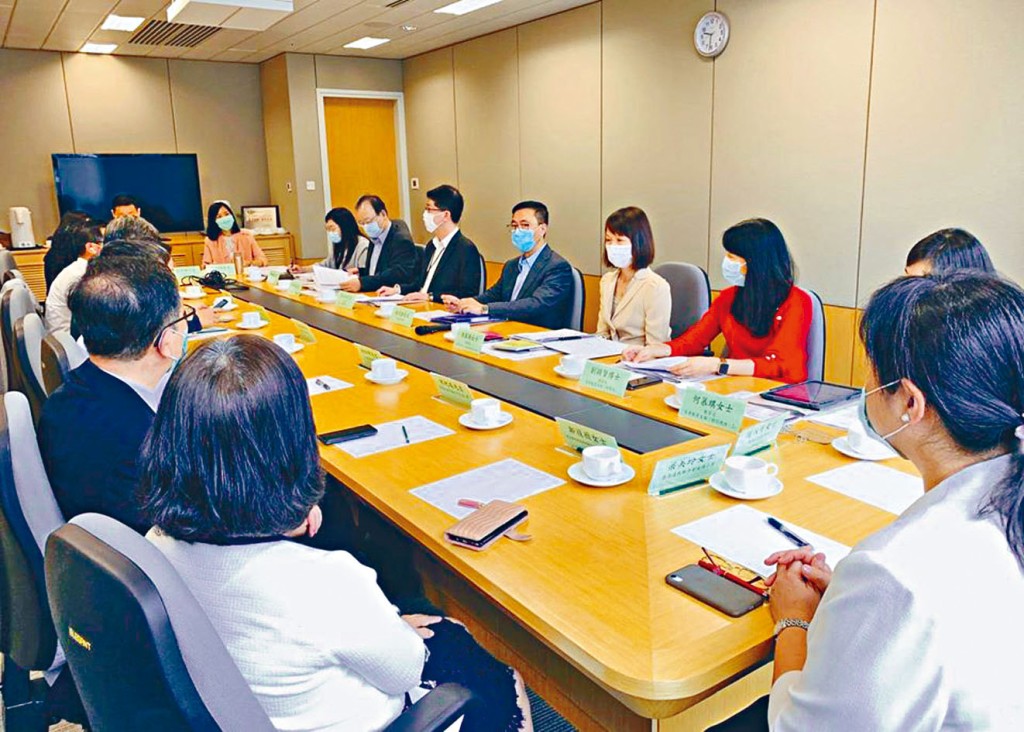 教育局局長楊潤雄昨與小學校長代表會面,表明要平衡本地學童需要,不會因應跨境生無法復課而取消小五呈分試。