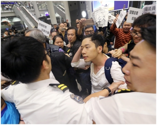 羅冠聰在機場被人襲擊及淋液體。資料圖片