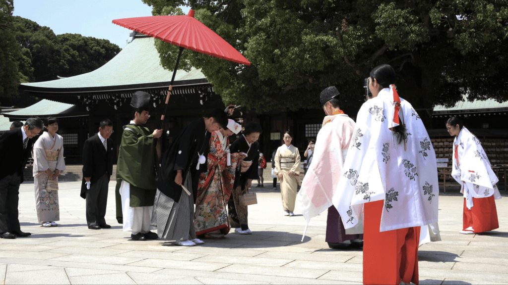 一对夫妇在东京明治神宫举行传统日式婚礼。  美联社
