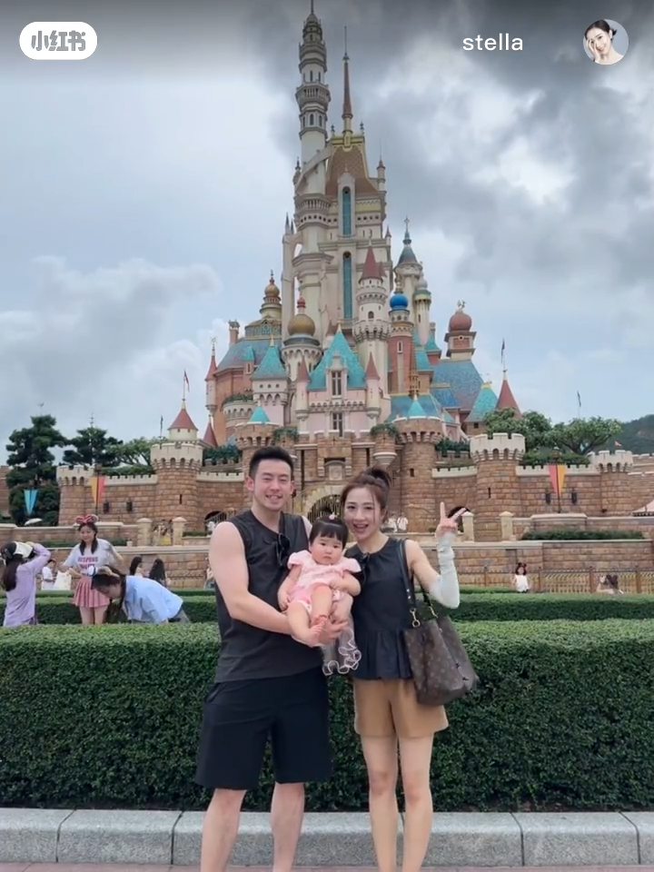 黄镇廷老婆Stella分享很多老公与女儿的照片。