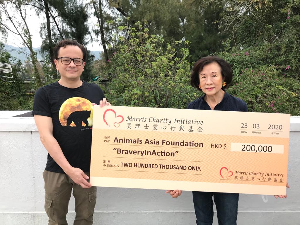 莫Auntie及莫哥哥製作巨型支票及拍好照片,發送給「亞洲動物基金」。