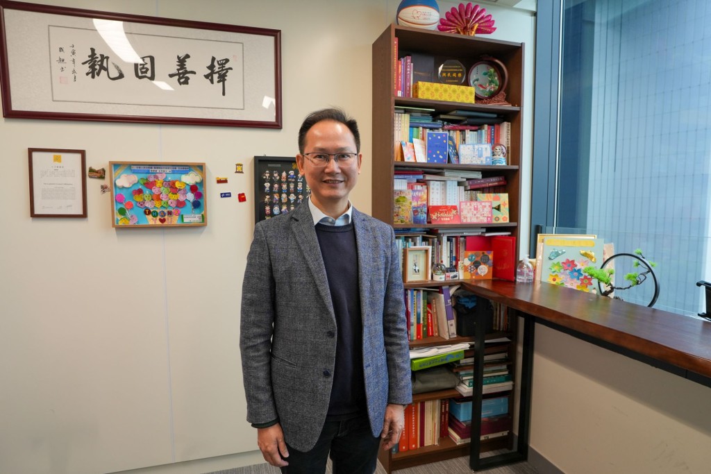 陈学锋以南丫岛北角码头为例,工程大大改善了居民的出行体验,尤其令长者上落更安全。宁汉豪网志图片 陈学锋以南丫岛北角码头为例,工程大大改善了居民的出行体验,尤其令长者上落更安全。宁汉豪网志图片