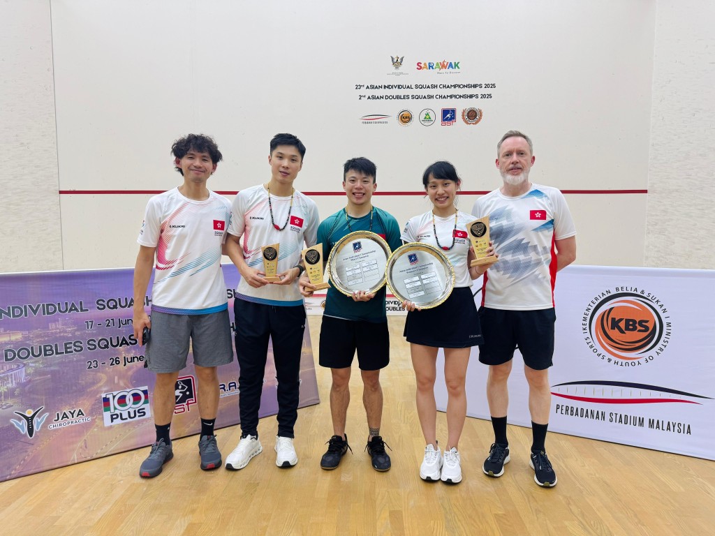 3位獎牌得主跟總教練鄭培德(PG)(右一)及曾奪2017年亞洲冠軍的師兄李浩賢(左一)合照。圖片由香港壁總提供 3位獎牌得主跟總教練鄭培德(PG)(右一)及曾奪2017年亞洲冠軍的師兄李浩賢(左一)合照。圖片由香港壁總提供