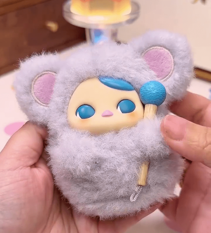 網友開箱「PUCKY敲敲系列」軟膠毛公仔掛件。