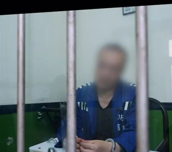 唐某豐憶述當日不時在園區被毆。央視截圖 唐某豐憶述當日不時在園區被毆。央視截圖