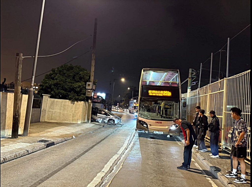 九巴與私家車相撞。fb：車cam L（香港群組）