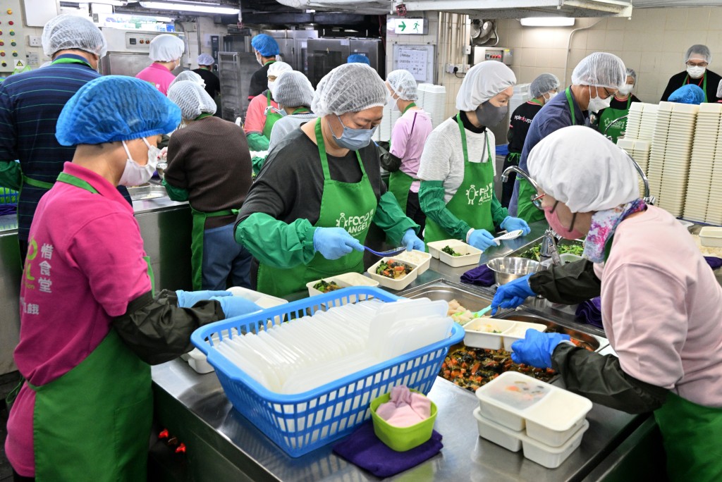 惜食堂與不同機構合作收集剩食，經嚴格規控確保食安風險後，就會製成膳食或食物包等免費派發。既可幫助有食物需要的人士，也可減少廚餘浪費問題。