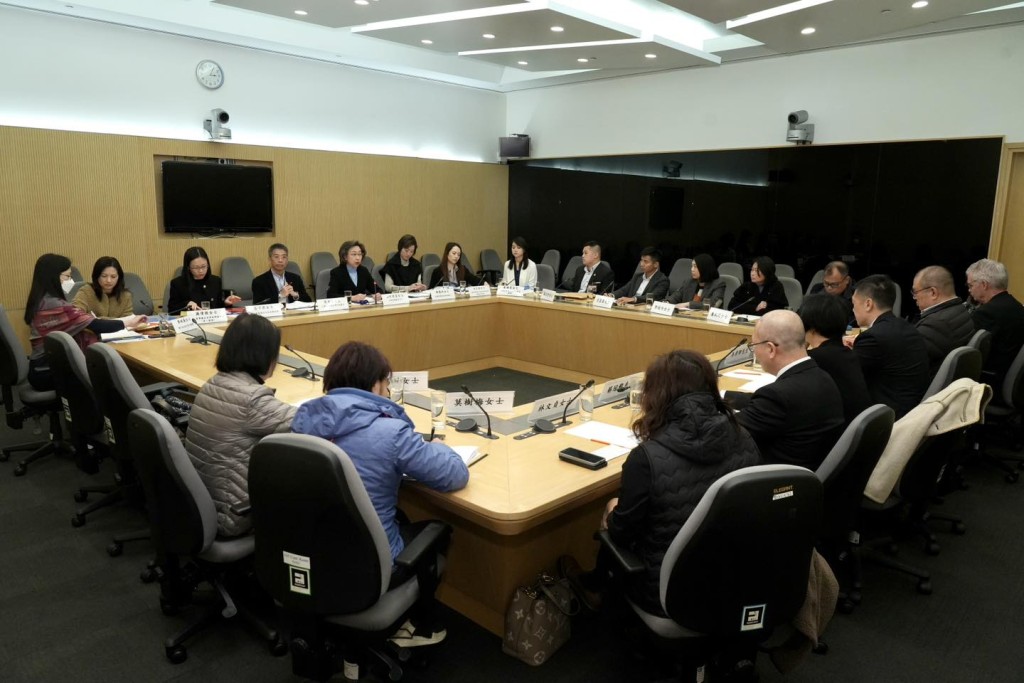 楊何蓓茵與四個中央評議會職方代表及四個主要跨部門公務員工會代表會面。