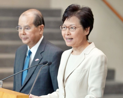 林鄭月娥(右)直指豁免刑責是偏離香港法治精神。