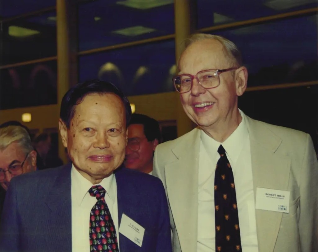 1999年楊振寧與米爾斯於石溪。 1999年楊振寧與米爾斯於石溪。