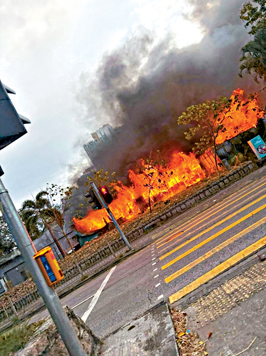 粉嶺貨倉起火不斷噴出火燄，大量濃煙湧出。