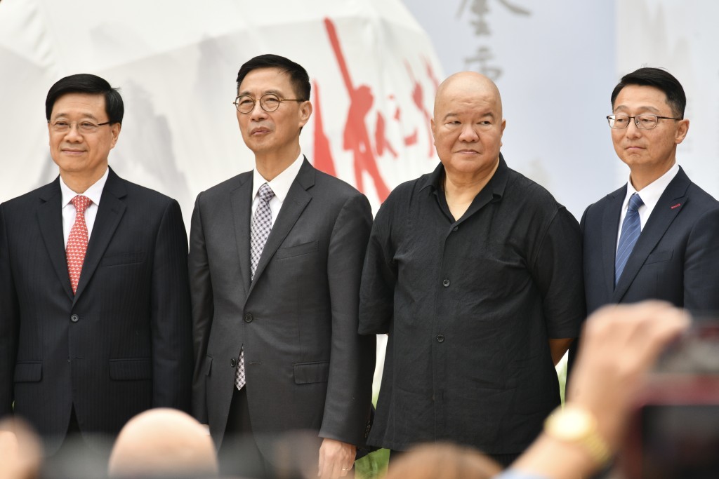 行政长官李家超（左一）、文化体育及旅游局局长杨润雄（左二）、查良镛次子查传倜（右二）。卢江球摄