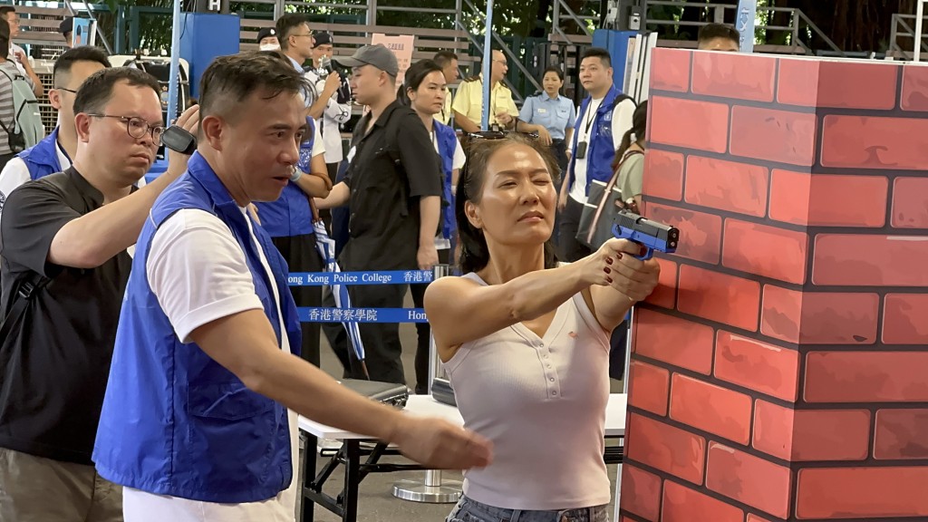 市民可以即場槍械射擊。 市民可以即場槍械射擊。