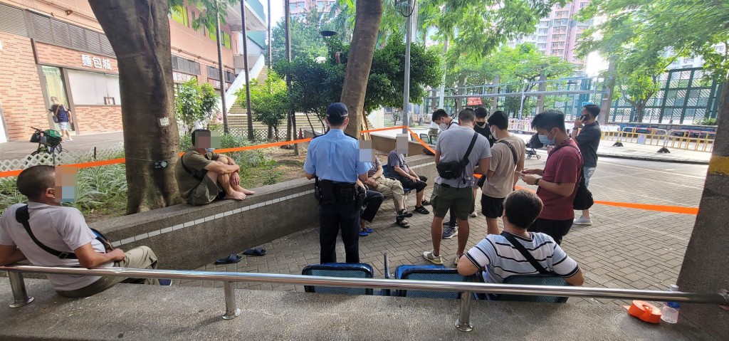 警方於禾輋邨、廣源邨、博康邨及頌安邨一帶拘捕14人。警方提供
