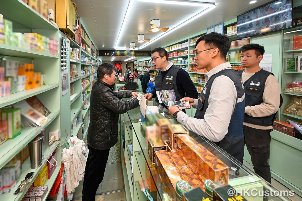 海關人員並向商戶派發單張，呼籲他們守法。