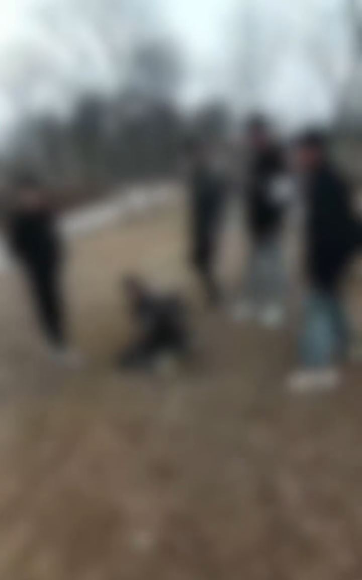 小澤被9名童黨圍毆及押回家搜刮財物。極目新聞