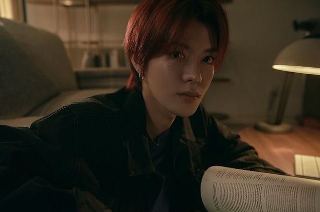 Yuta染上一頭紅髮。