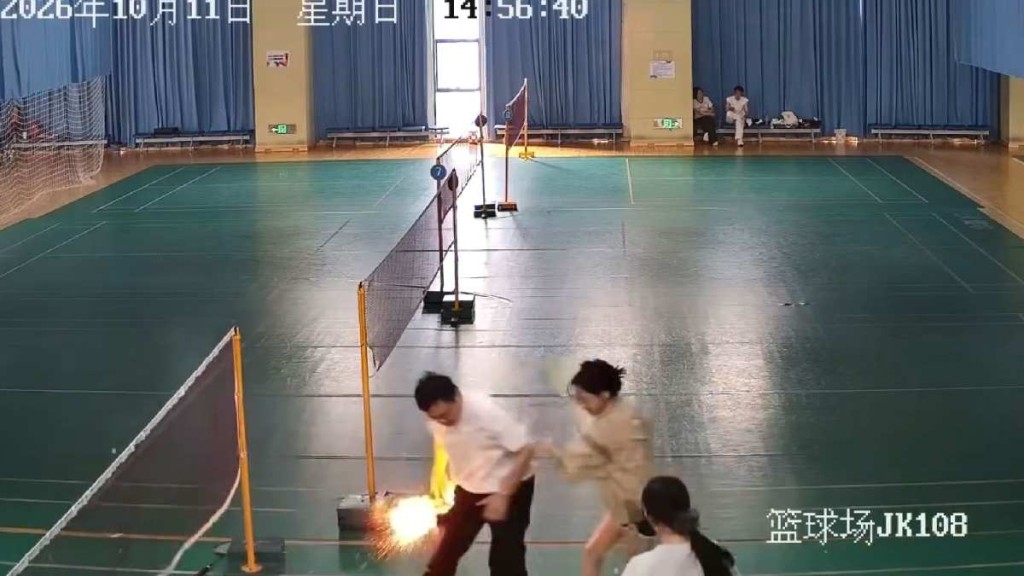 湖北漢手機放褲袋打羽毛球，跌倒爆炸火燒後欄重傷。