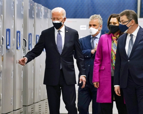 美國總統拜登（左）視察輝瑞藥廠，輝瑞行政總裁布拉（右）親自接待。AP圖片