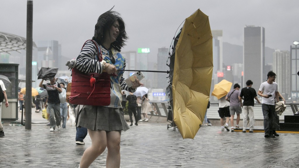 天文台預測，明日（28日）有幾陣驟雨，稍後東風增強。資料圖片