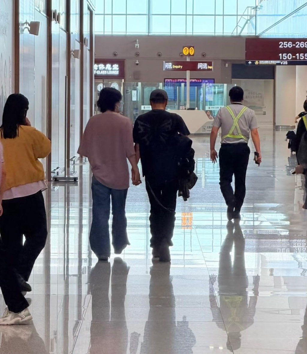 霆鋒配合女友步伐。