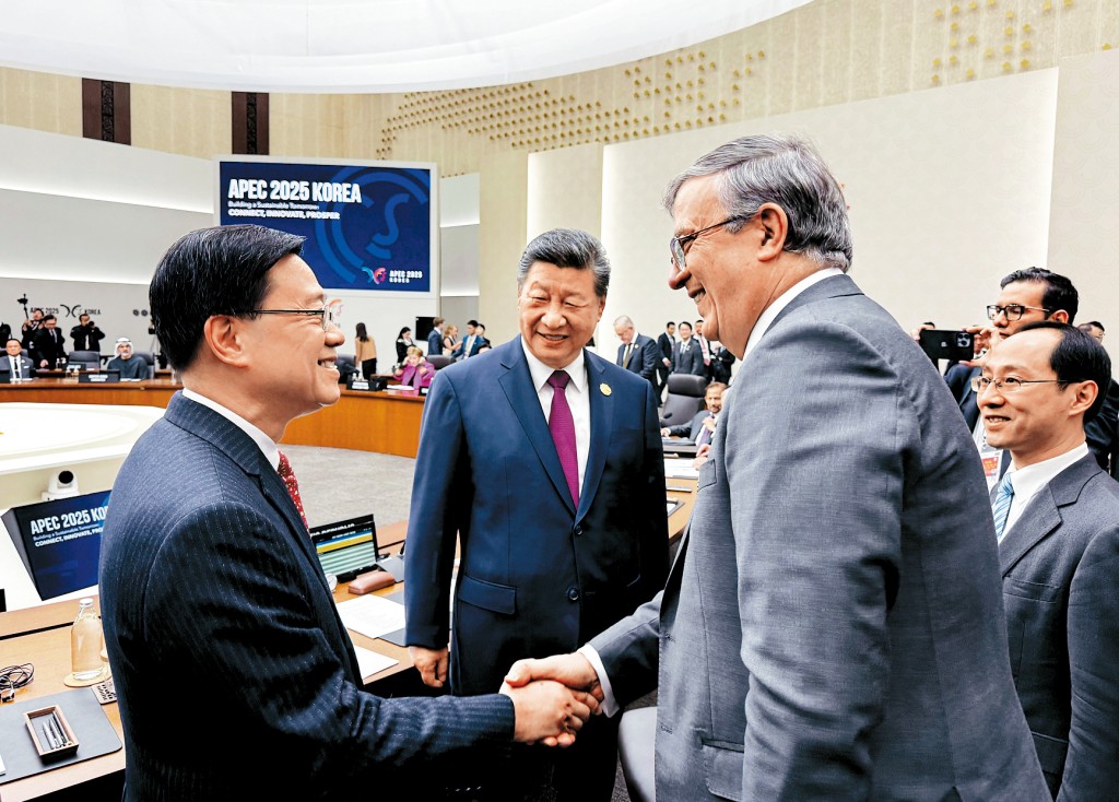 行政長官李家超、國家主席習近平和墨西哥經濟部長Marcelo Ebrard Casaubon合照。 行政長官李家超、國家主席習近平和墨西哥經濟部長Marcelo Ebrard Casaubon合照。