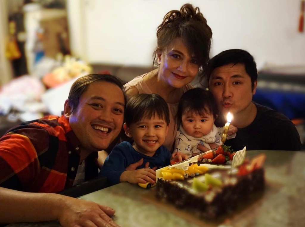 这一幅是2019年6月李泳豪在个人IG上载的大合照，当时一家人正在庆祝侄仔的生日。