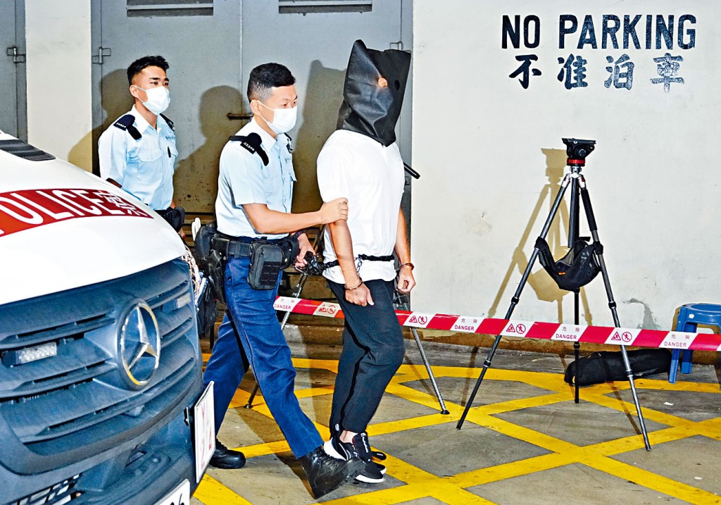涉12港人案其中一人鄧棨然,昨被押送至區院提堂。